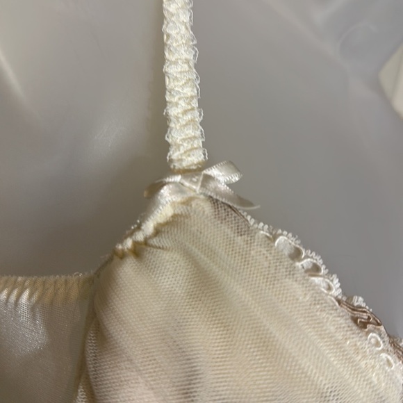 Victoria's Secret Cream Semi Sheer Padded Cup Open Front Lace Trim Cami Top 34B - Picture 7 of 16